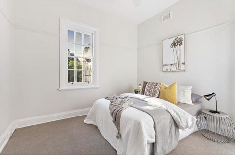 NEWLY RENOVATED LARGE 3.5 BDRM HOUSE! BEST OF MELB - Accommodation Georgetown 3
