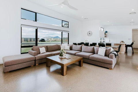 Mudgee Haven - Stunning Terra Modern Design - Accommodation Georgetown 2