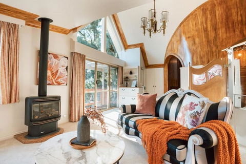 Olinda Enchanted Tower Spa Gas Log Fire And Netflix - Accommodation Georgetown 0