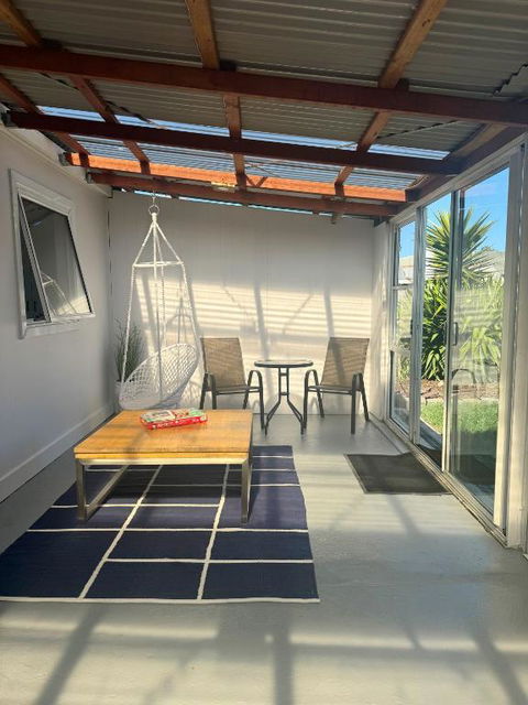 Penguin Paradise Beach House - Accommodation Georgetown 1