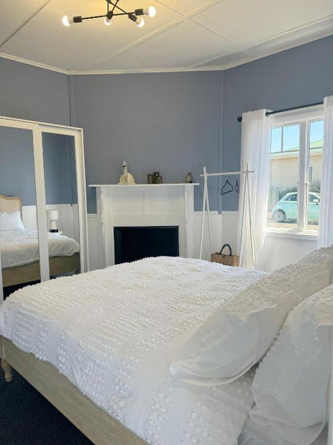 Penguin Paradise Beach House - Accommodation Georgetown 2