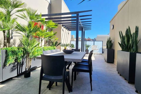 Penthouse With Private Terrace, Parking + 2 Pools - Accommodation Georgetown 1