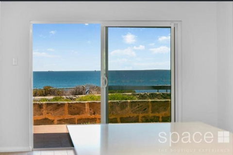 Perfect Oceanfront Cottesloe Apartment - Accommodation Georgetown 2