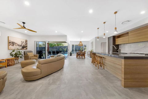 Pet Friendly Holiday Home With Pool On Alex - Accommodation Georgetown 0