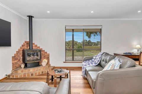 Picturesque Vineyard Farmhouse Nestled On 40-Acres - Accommodation Georgetown 1