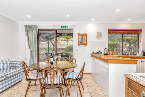 Picturesque Vineyard Farmhouse Nestled On 40-Acres - Accommodation Georgetown 3