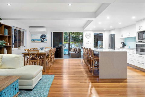 Pool Side Luxury Pet Friendly - Walk To The Beach - Accommodation Georgetown 2