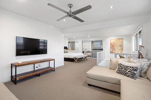 Pool Side Luxury Pet Friendly - Walk To The Beach - Accommodation Georgetown 3