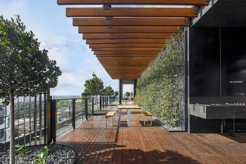 Premium Albert Park Grand Prix Apartment By Ready Set Host - Accommodation Georgetown 3