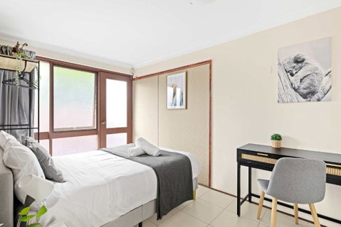 Quaint Double Room - Private Spot At Milperra - Shared Bathroom - Accommodation Georgetown 3