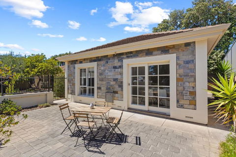 Quiet 2-Bed Retreat With Private Courtyard - Accommodation Georgetown 3