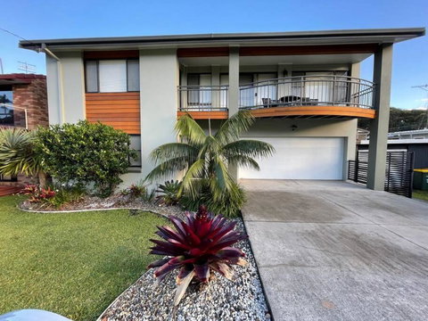 Rainbow Beachhouse - Deluxe, Pristine Location - Accommodation Georgetown 0
