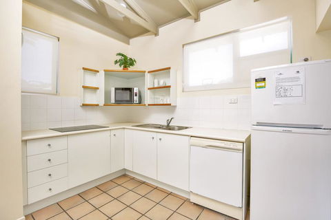 Baden 11 - Rainbow Shores, Couples Beachside Escape, Aircon, Pools - Accommodation Georgetown 1
