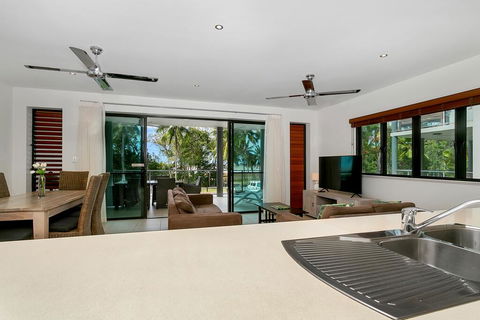 Beachfront Apartment With Ocean Views (4) - Accommodation Georgetown 3