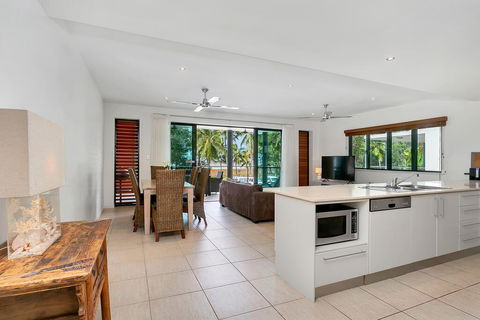 Beachfront Apartment With Ocean Views (4) - Accommodation Georgetown 2