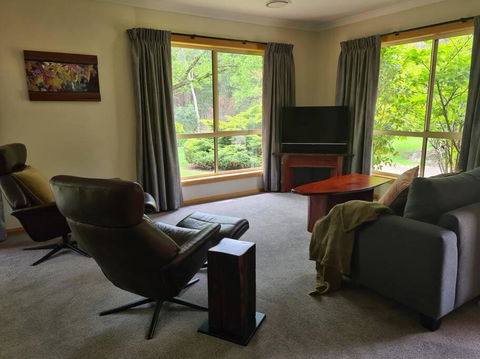 REDGUM RETREAT BRIGHT - Luxury Spa Villa - Accommodation Georgetown 2
