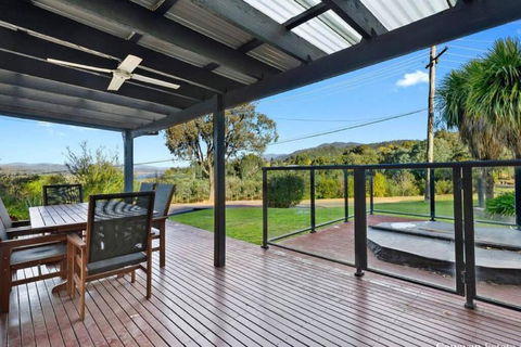 Relax In The Spa With Views Opposite Lake Eildon - Accommodation Georgetown 3