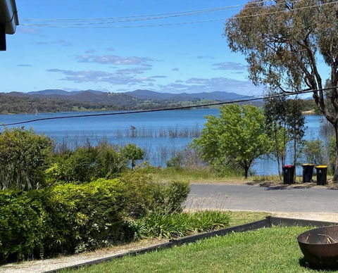 Relax In The Spa With Views Opposite Lake Eildon - Accommodation Georgetown 0