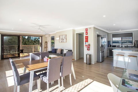 Renovated Coastal Getaway With Water Views - Accommodation Georgetown 3