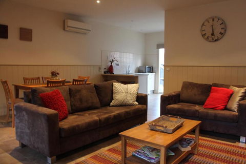 River Rock Cottage Centrally Located And Dog Friendly - Accommodation Georgetown 0