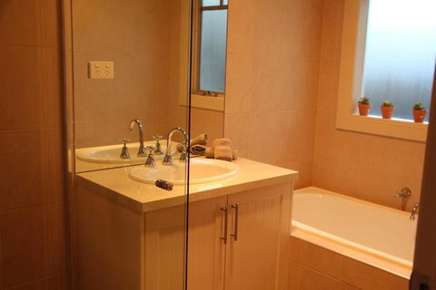 River Rock Cottage Centrally Located And Dog Friendly - Accommodation Georgetown 3