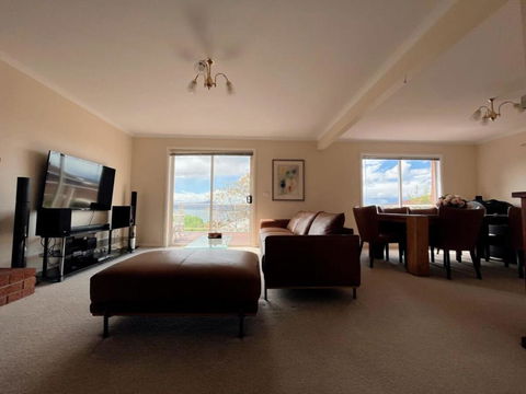Riveting House With Incredible Water-view At SandyBay - Accommodation Georgetown 3