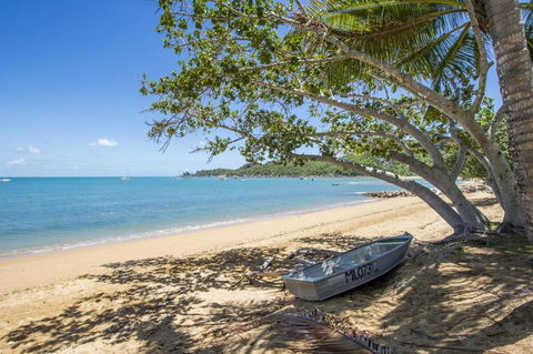 SAILS 9 Beachfront Getaway Horseshoe Bay - Accommodation Georgetown 1