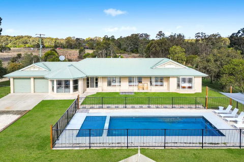 Roads End With Games Barn Ponies Alfresco Dining - Accommodation Georgetown 0