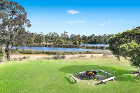 Roads End With Games Barn Ponies Alfresco Dining - Accommodation Georgetown 3
