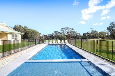 Roads End With Games Barn Ponies Alfresco Dining - Accommodation Georgetown 1