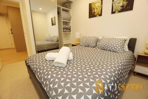 Ruby Red, 1Bd 1Bth Apt - Woden CBD - Accommodation Georgetown 1