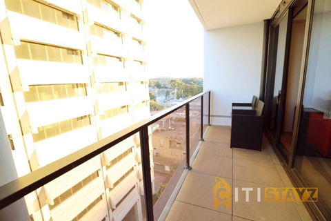 Ruby Red, 1Bd 1Bth Apt - Woden CBD - Accommodation Georgetown 2