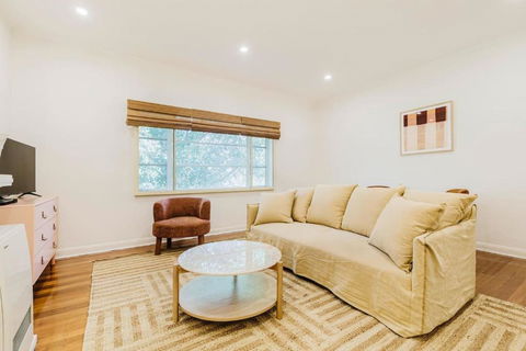 Salmon Calm - Trendy Velvet Allure By Albert Park - Accommodation Georgetown 2