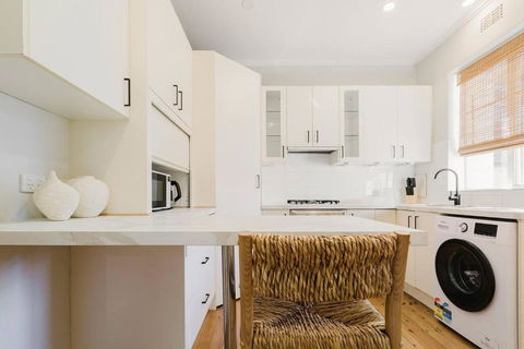 Salmon Calm - Trendy Velvet Allure By Albert Park - Accommodation Georgetown 1