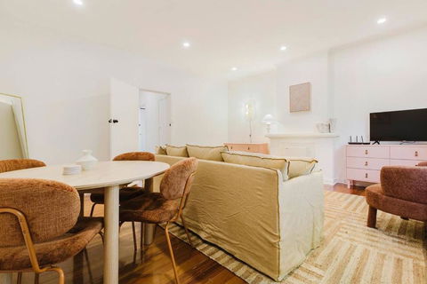 Salmon Calm - Trendy Velvet Allure By Albert Park - Accommodation Georgetown 3