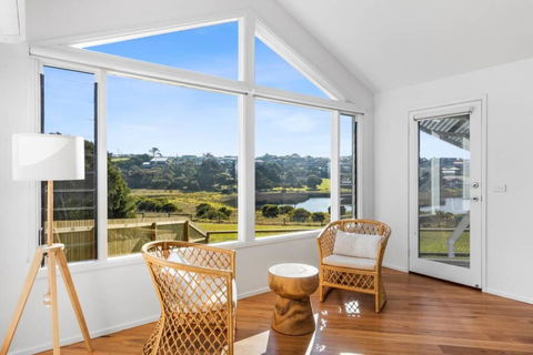 SALTWATER HOUSE - Opposite The Beach And Views Over The Lake! - Accommodation Georgetown 2