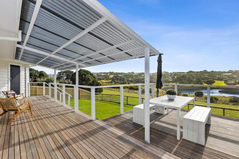 SALTWATER HOUSE - Opposite The Beach And Views Over The Lake! - Accommodation Georgetown 3