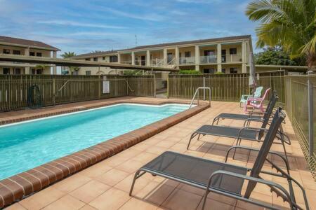 Seafront Getaway Studio, Great Location With Pool - Accommodation Georgetown 3