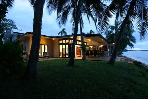 Sandcastle Retreat - Absolute Cairns Beachfront - Accommodation Georgetown 2