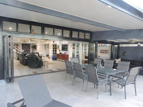 Sandcastle Retreat - Absolute Cairns Beachfront - Accommodation Georgetown 3