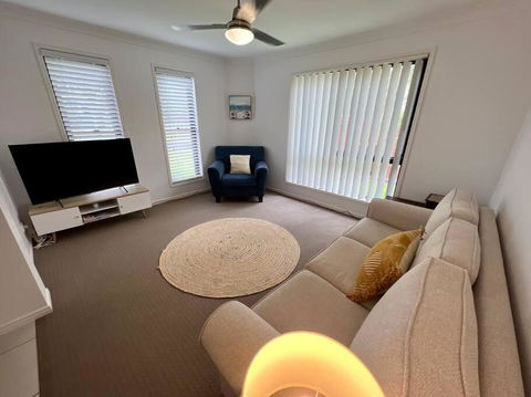 Sandstone Point Sleeps 10, 4-bedroom Home - Accommodation Georgetown 1