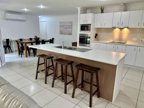 Sandstone Point Sleeps 10, 4-bedroom Home - Accommodation Georgetown 2