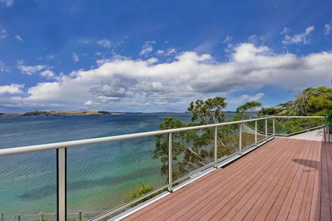 Sandy Bay Beachfront Oasis Direct Beach Access - Accommodation Georgetown 1