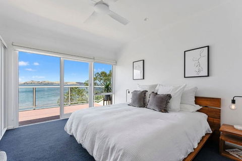 Sandy Bay Beachfront Oasis Direct Beach Access - Accommodation Georgetown 3