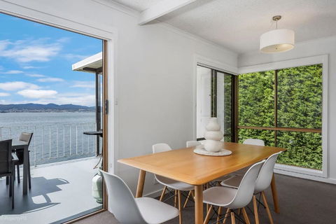 Sandy Bay Waterfront - Accommodation Georgetown 1