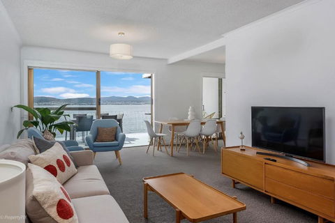 Sandy Bay Waterfront - Accommodation Georgetown 2