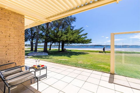 Sandy Beach House Corlette Unit 1 Waterfront WI-FI Aircon - Accommodation Georgetown 2
