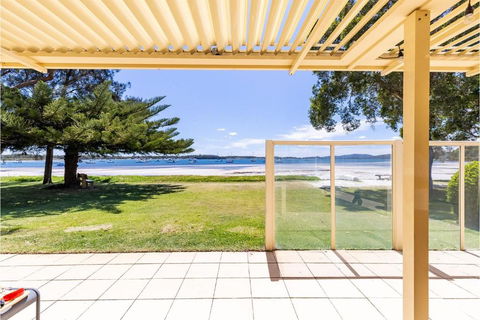 Sandy Beach House Corlette Unit 1 Waterfront WI-FI Aircon - Accommodation Georgetown 1