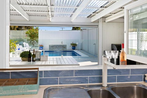 SANTORINI BEACH HOUSE SAFETY BEACH - Accommodation Georgetown 3