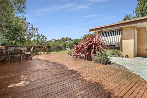 Scenic Serenity Large Family Home In Geelong - Accommodation Georgetown 0